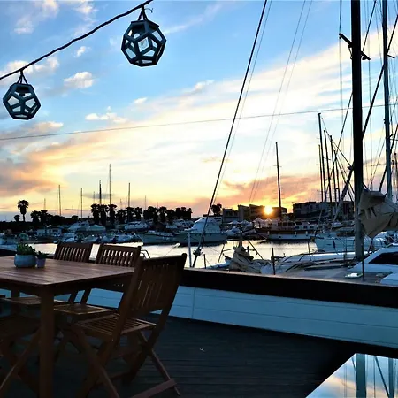Botel Pillirina House-boat *