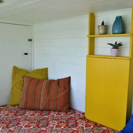 Pillirina House-boat Botel *
