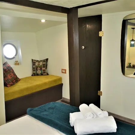 Pillirina House-boat Botel Marzamemi
