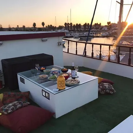 船上ホテル Pillirina House-boat